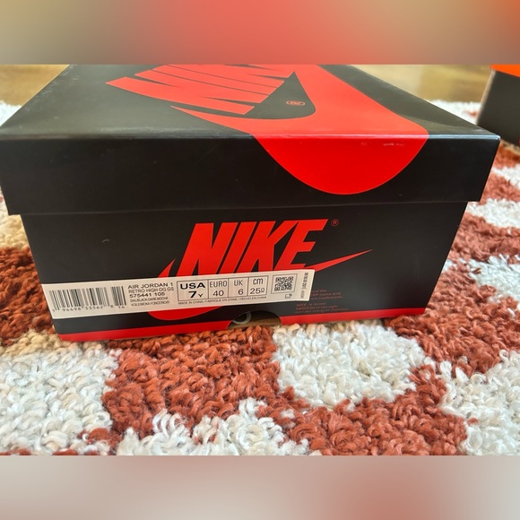 Jordan 1 Retro High Dark Mocha size 7Y, only worn once in great condition - Picture 2 of 6